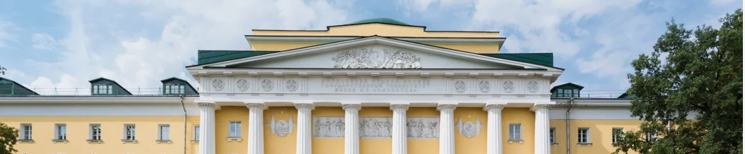 Окна старого университетского общежития на Моховой ул. Совр. вид.  Фото Д.А. Гутнова