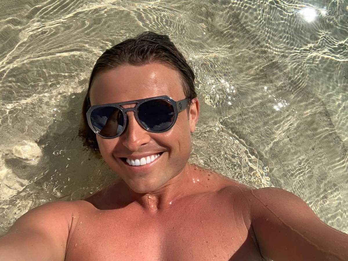 Сердцеед с обворожительной улыбкой на месте