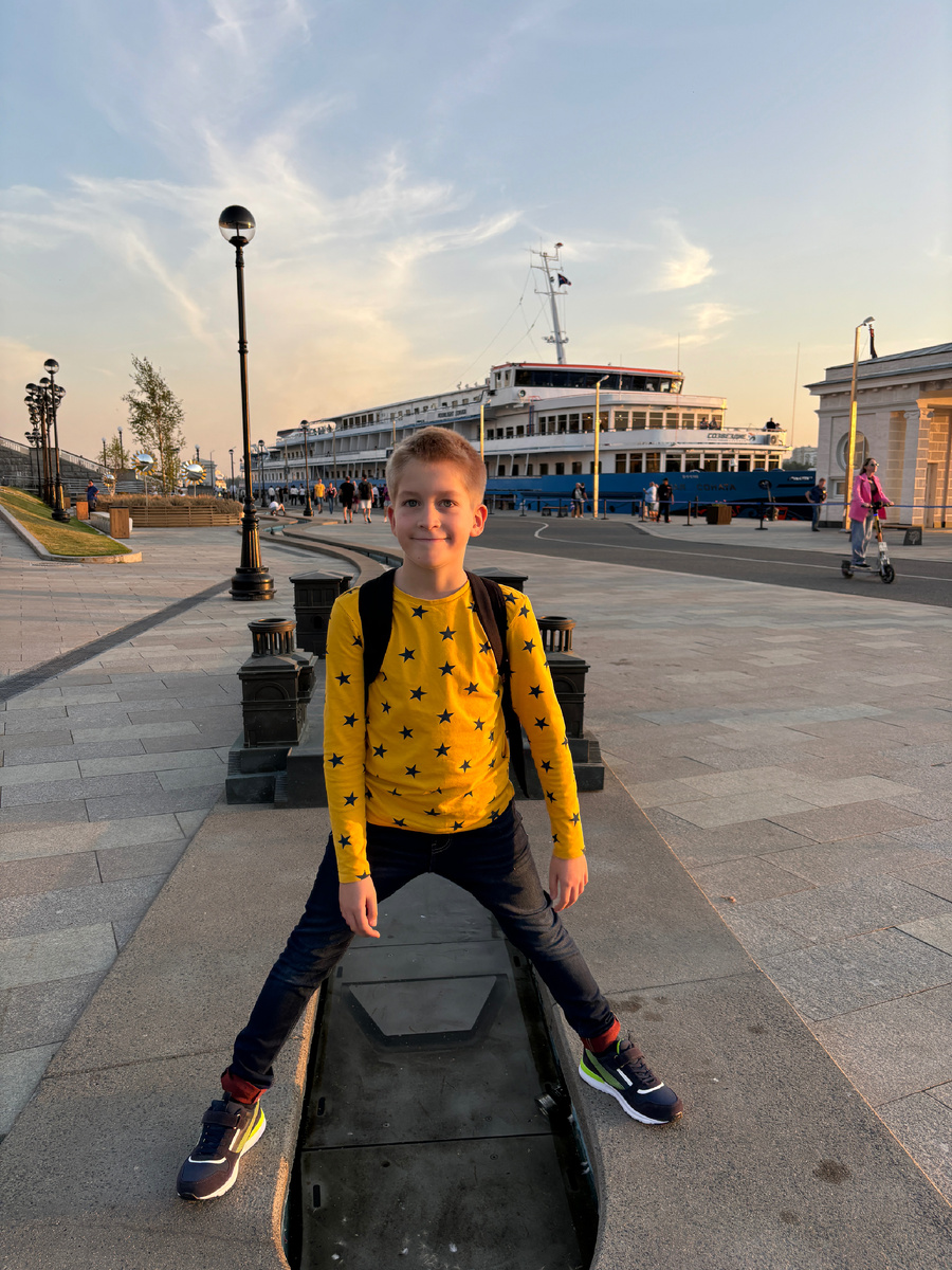 Фото автора. Гулливер у макета канала им. Москвы 