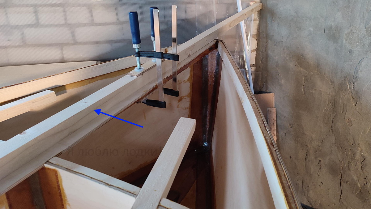 "Технологический бушприт" упирается в стену - чтобы лодка не раскачивалась при работе ручным рубанком