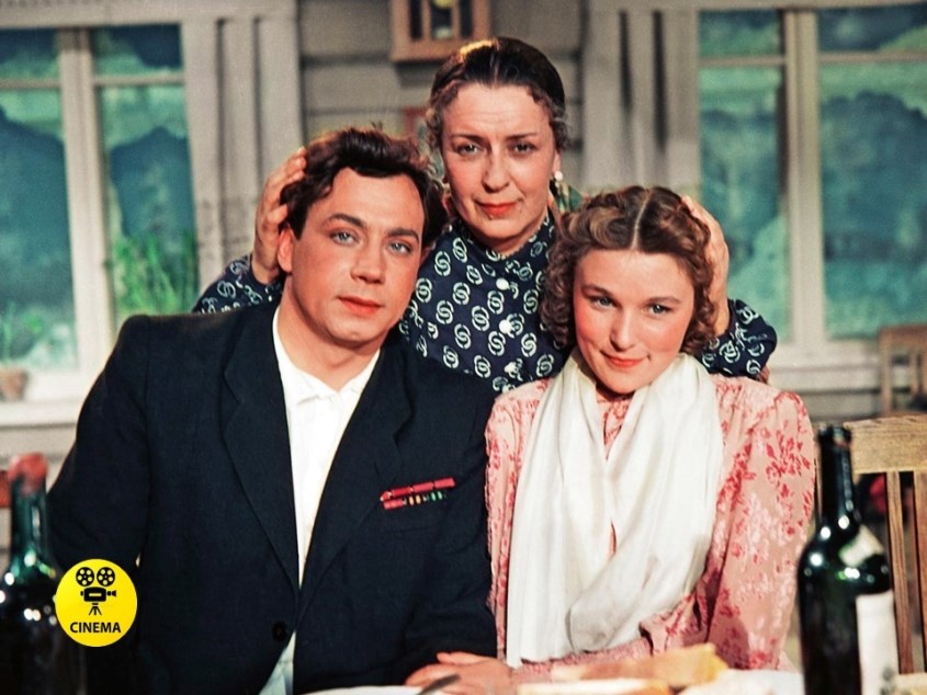 "Свадьба с приданным" (1953).  В этом фильме жениха главной героини в исполнении Веры Васильевой сыграл актёр Владимир Ушаков. После премьеры фильма он действительно стал её супругом. Они вмести прожили 55 лет.