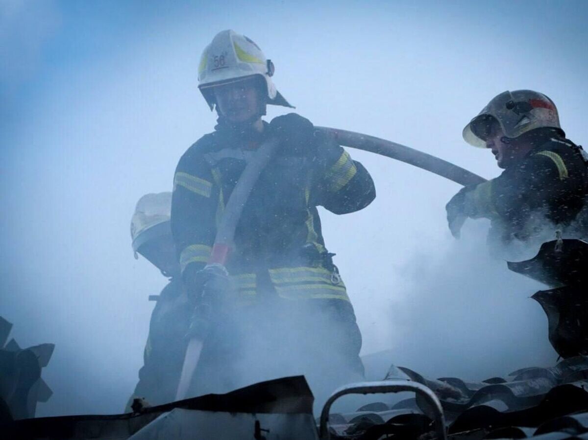    Сотрудники ГСЧС Украины во время тушения пожара© Фото : ДСНС Украины