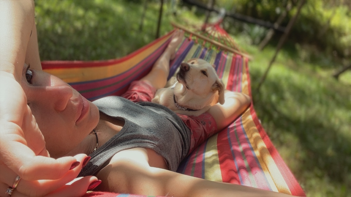 В гамаке отдыхать тоже уметь надо