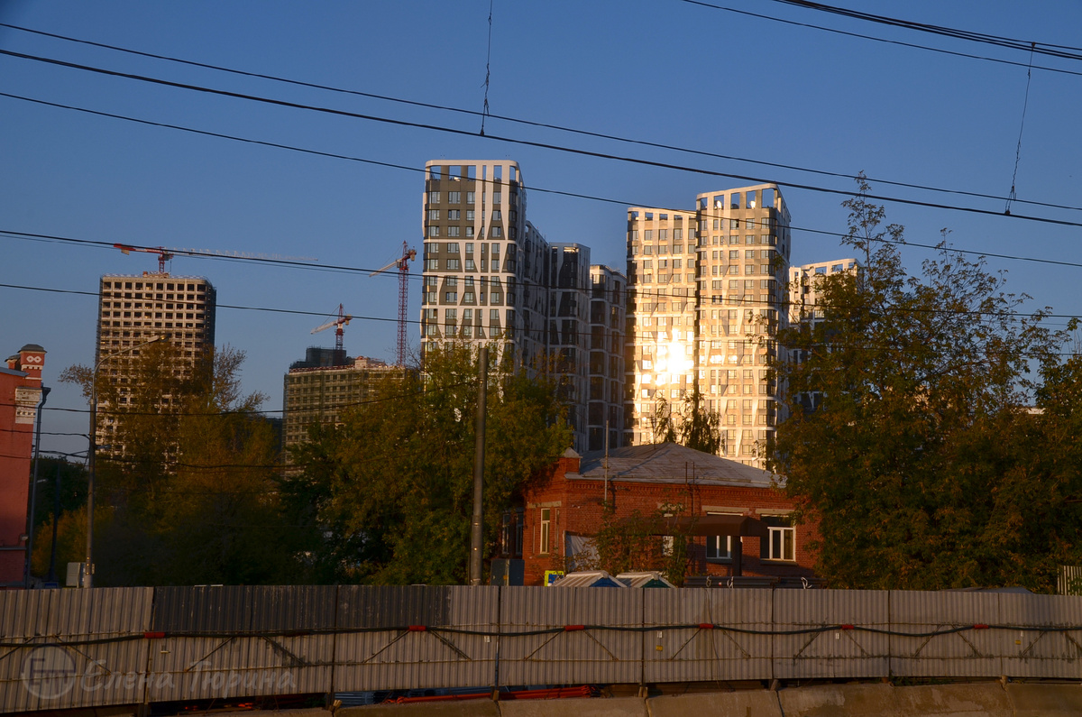 Вид с платформы МЦД-4 Серп и Молот г. Москва. Городская застройка. Сентябрь 2024 г. Фото: Елены Тюриной