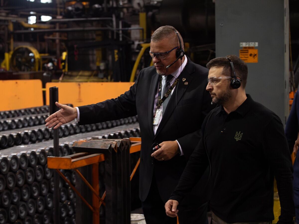    Владимир Зеленский во время посещения завода по производству боеприпасов для ВСУ в городе Скрэнтон, США© Фото : U.S. Army / Staff Sgt. Deonte Rowell