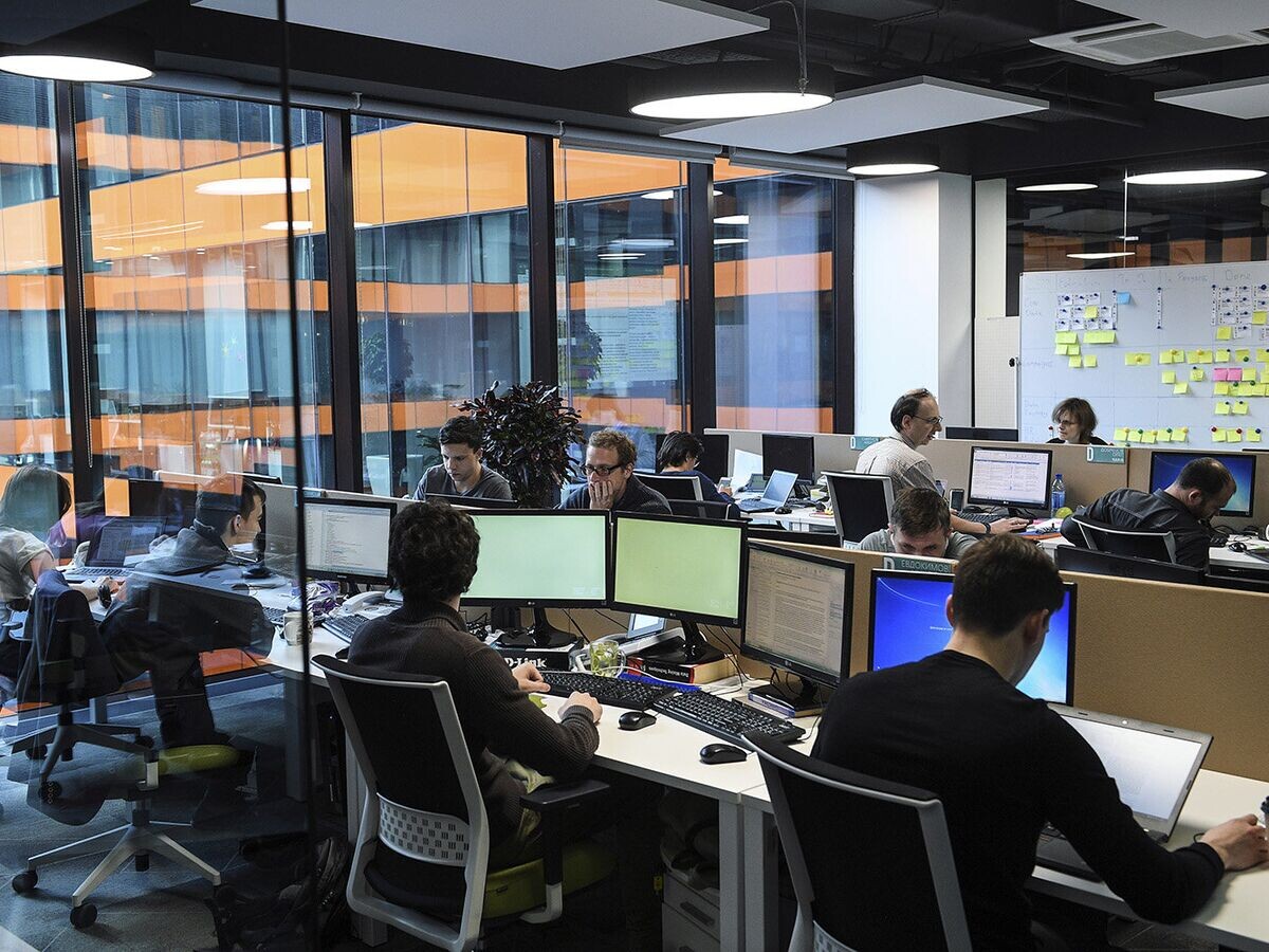    Сотрудники в офисе. Архивное фото© РИА Новости / Рамиль Ситдиков