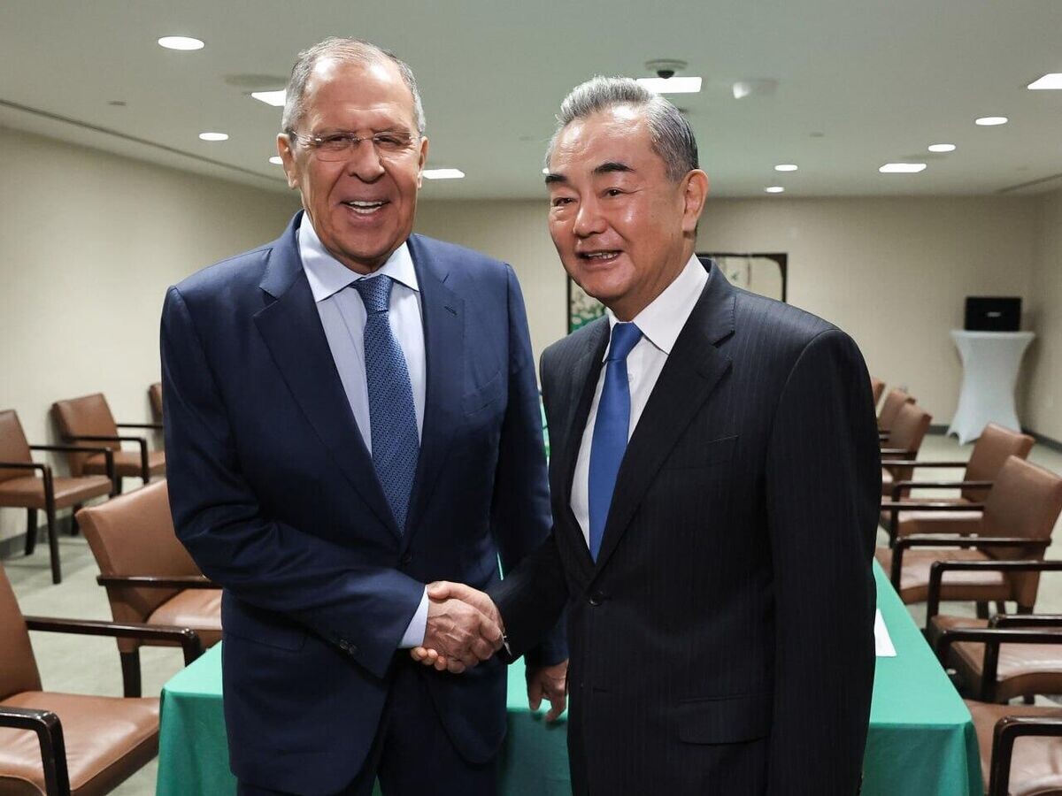    Сергей Лавров и Министр иностранных дел Китая Ван И во время встречи "на полях" 79-й сессии Генассамблеи ООН© Фото : МИД России/Telegram