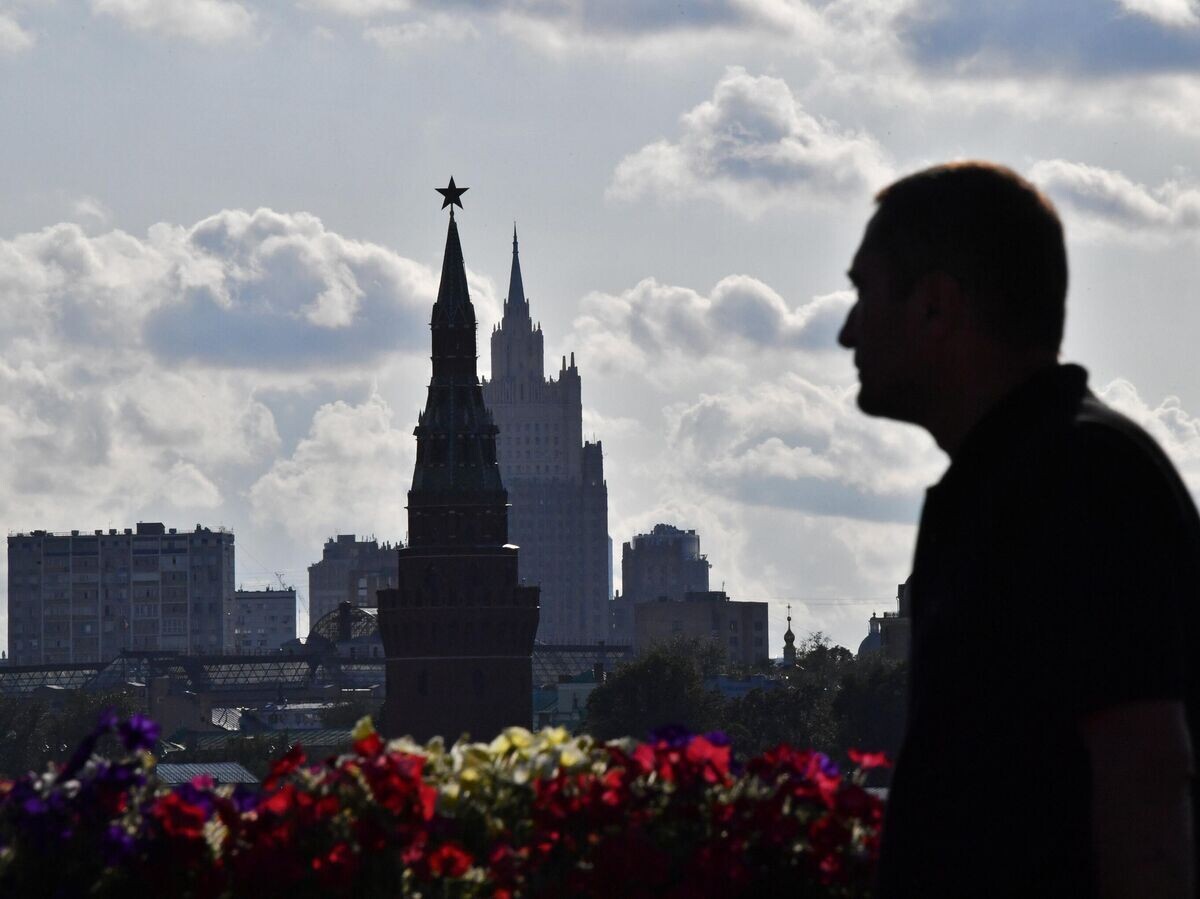    Водовзводная башня Московского Кремля и здание МИД РФ© РИА Новости / Наталья Селиверстова