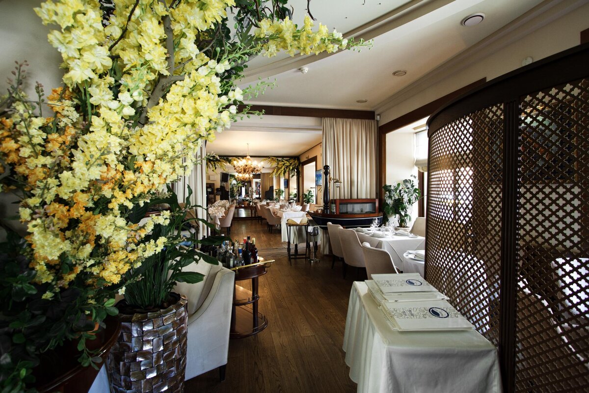 В основном меню — все о море: сашими, роллы, тартары, уха, паста, стейки. Винная карта заслуживает отдельного внимания — уже 15 лет подряд она получает награду Award of Excellence за соответствие винной коллекции концепции ресторана. При ресторане работает рыбная лавка, а еще у «Ла маре» есть собственный кейтеринг и услуги по организации бортового питания.