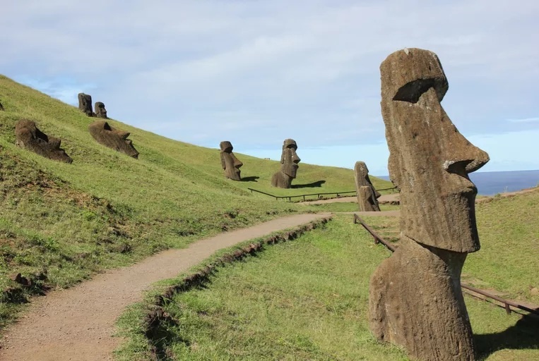 Истуканы моаи, чьей постройкой, как выяснили ученые, занималась специальная каста скульпторов