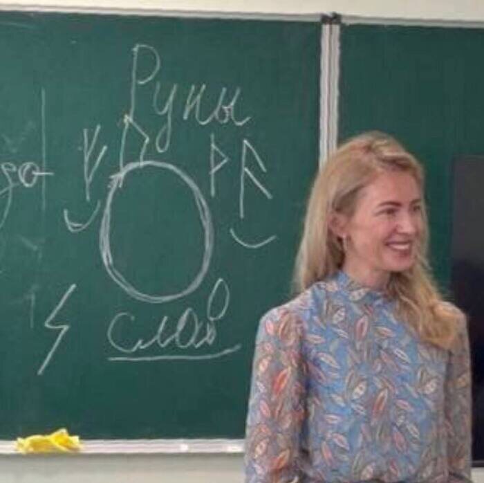 Поклонская на авторов не смотрит. Она занята несением... истины