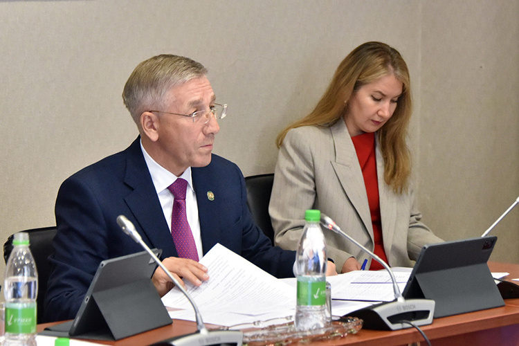    Доходную часть Гайзатуллин предложил увеличить на 54,5 млрд рублей, расходную — на 39,2 млрд рублей.   
Фото: gossov.tatarstan.ru