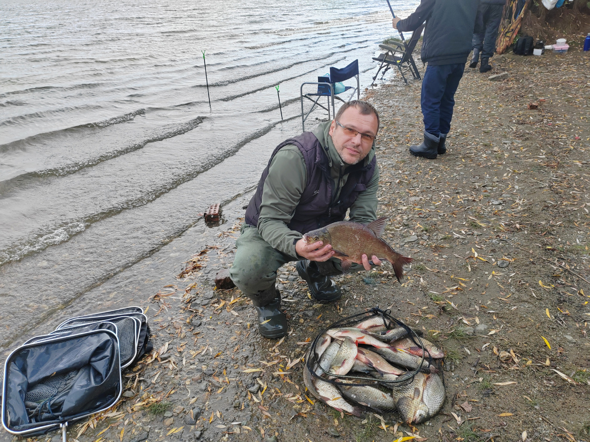 Лещ на 1450 гр. вполне заслуживает достойного веса. Для наших мест - это вполне трофейный вариант и его уже не стыдно показать.