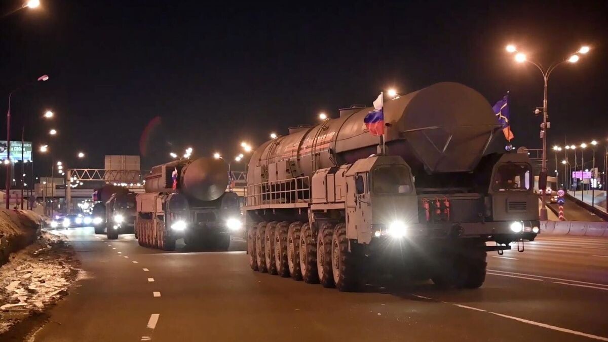     Колонна ПГРК "Ярс". Источник: ria.ru Автор фото: Минобороны РФ