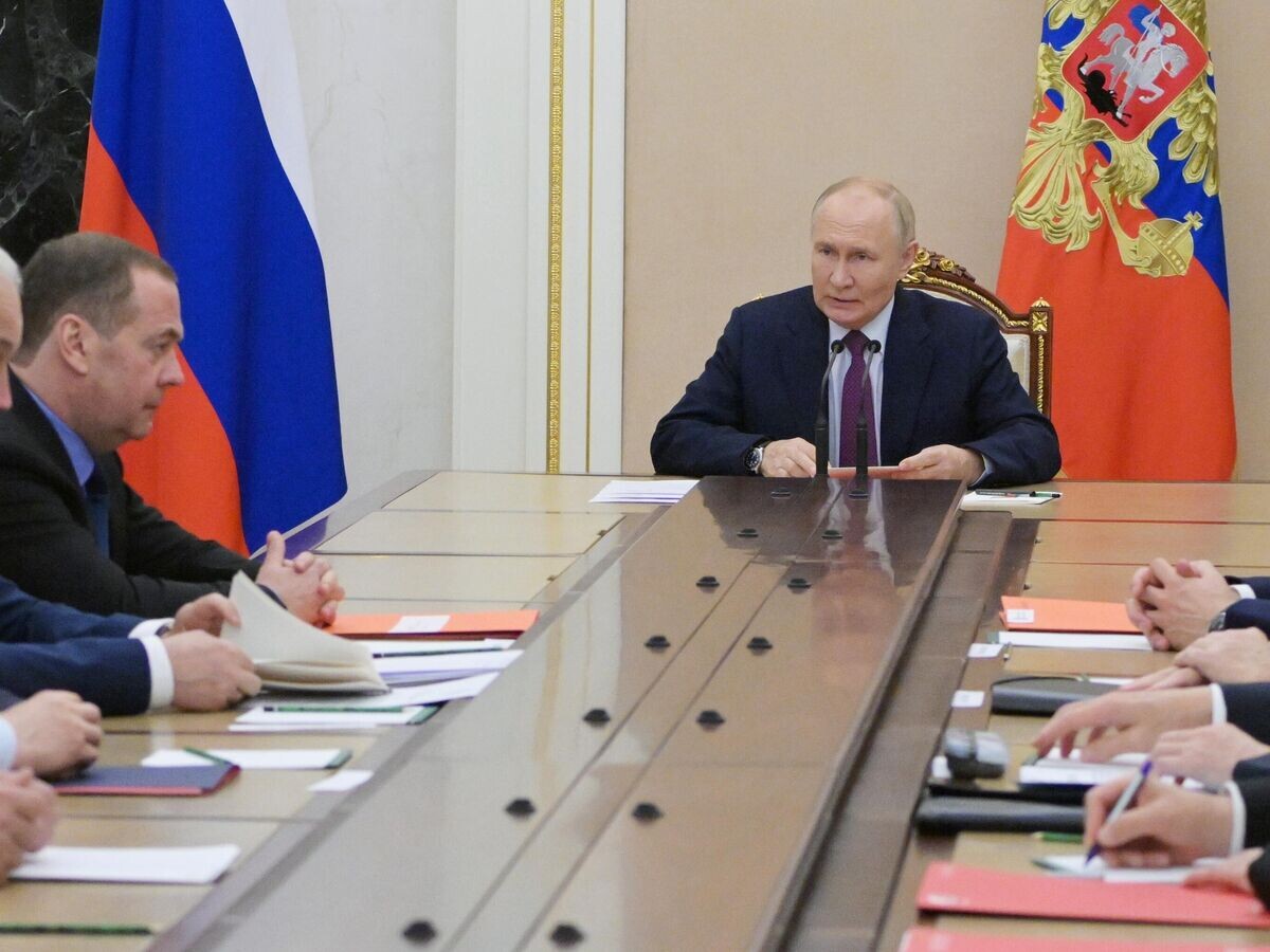    Президент РФ Владимир Путин проводит оперативное совещание с постоянными членами Совета безопасности РФ© РИА Новости / Алексей Никольский