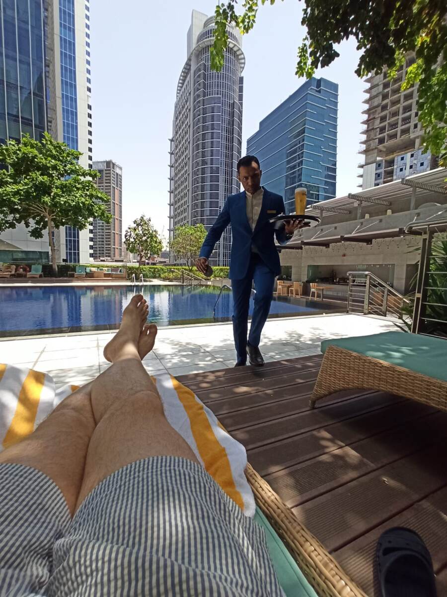 В Дубае невозможно работать, всё время отвлекают