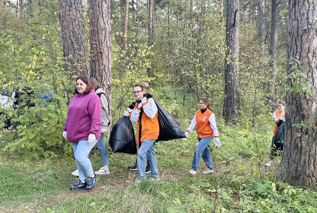 Сотрудники Многофункционального молодёжного центра «КРЫЛЬЯ» и волонтёры «Добро.Центра» участвовали в сборе мусора вокруг озера