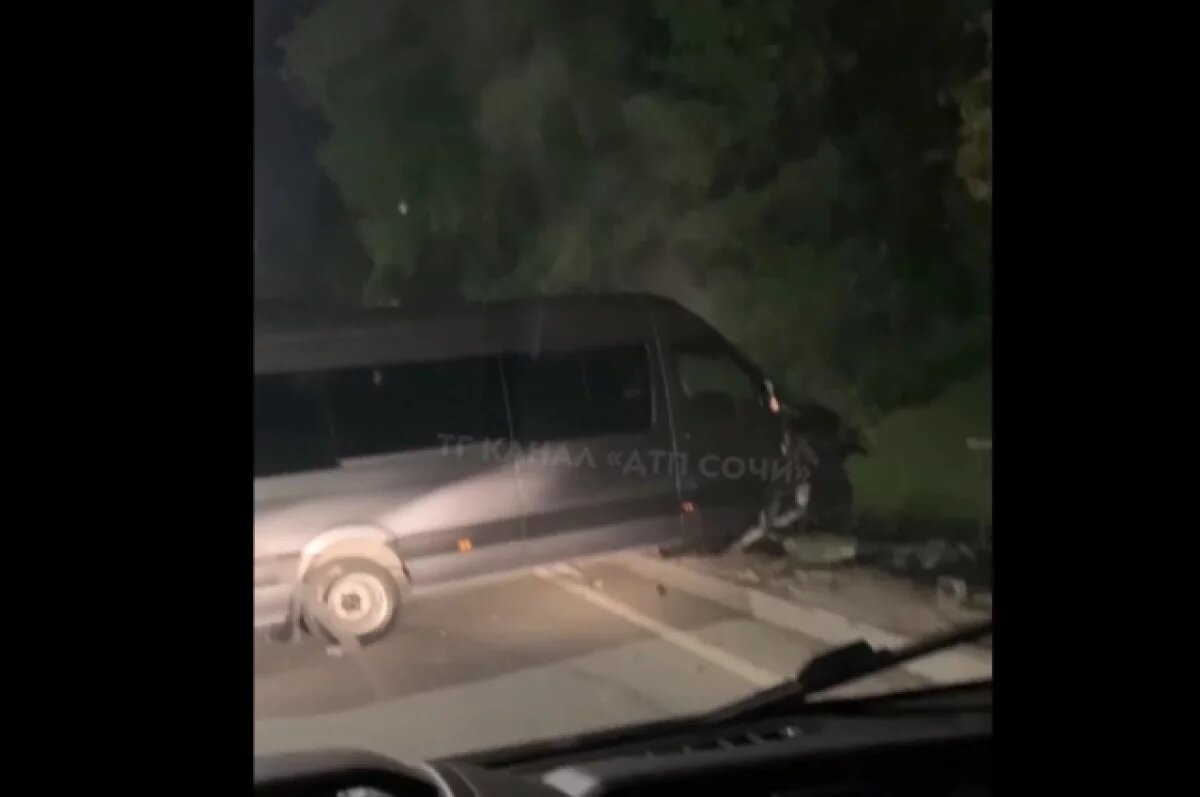    Микроавтобус снес дорожное ограждение в Сочи