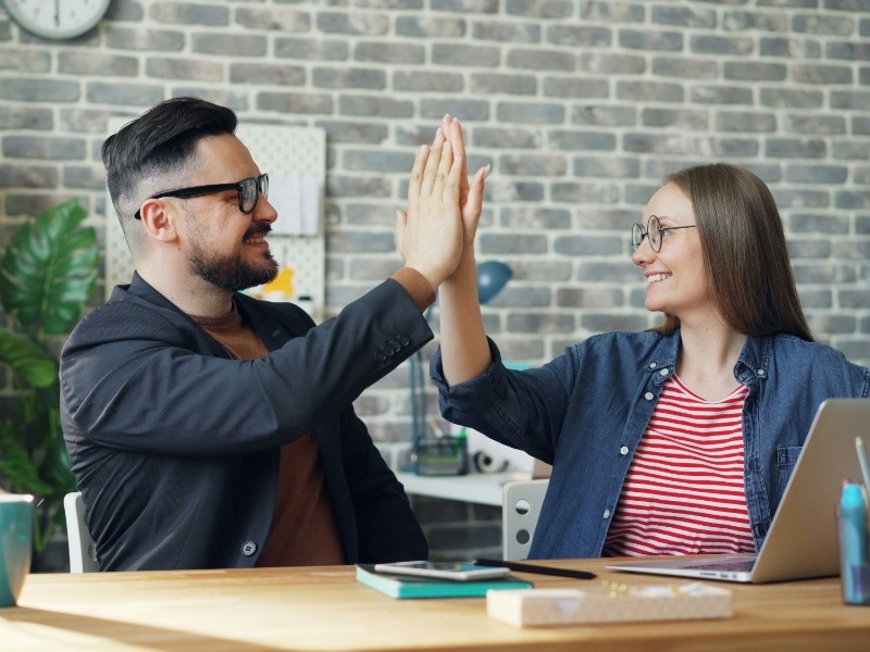 
Перхоть в бороде: почему кожа шелушится и как ее успокоить

Однако важно не только наличие бороды, но и ее внешний вид. Она требует ухода и некоторых усилий, чтобы выглядеть презентабельно.