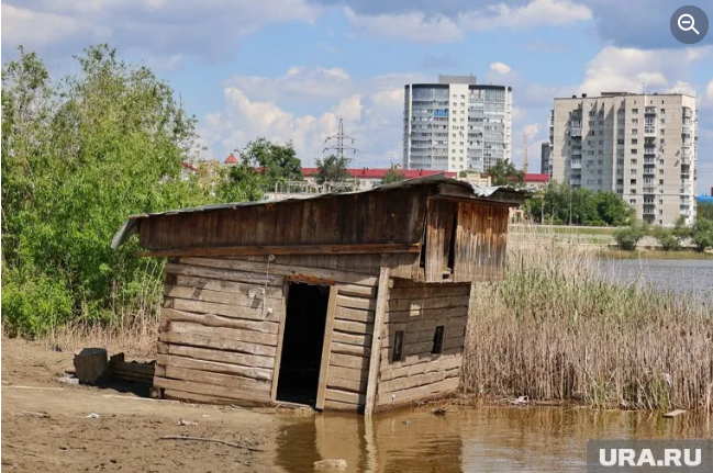 Унесенную паводком баню прибило к берегу Фото: Екатерина Сычкова URA.RU