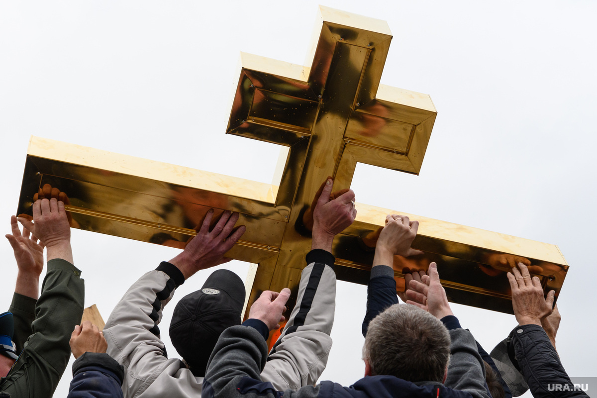 Чтобы верующие смогли увидеть и поклониться святому Кресту, епископ Макарий поднял (воздвиг) его. Фото: Владимир Жабриков © URA.RU