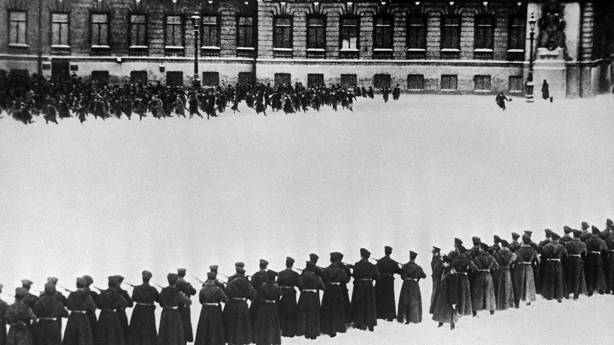 У Зимнего дворца. 1905 год. Фото из открытых источников.