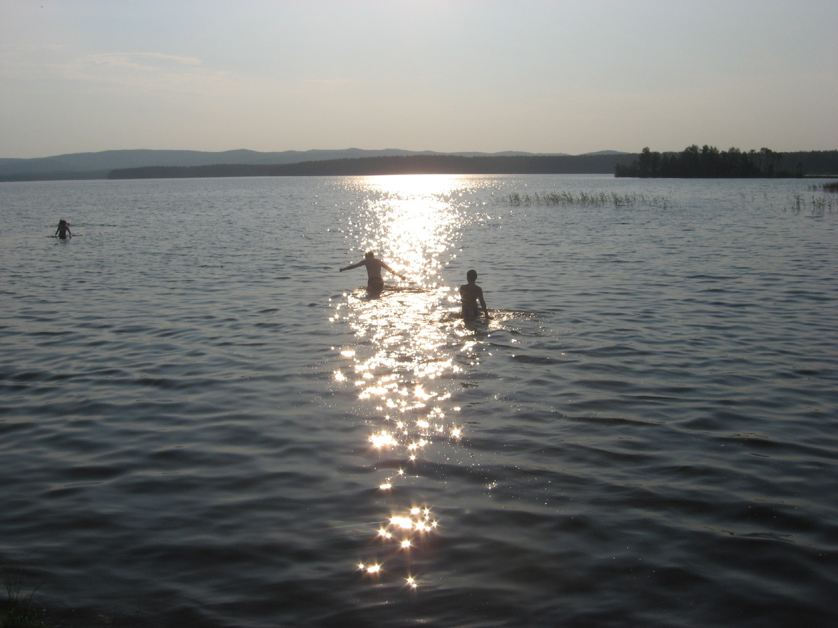 В теплое лето вода хорошо прогревается и можно купаться целый день - моё фото