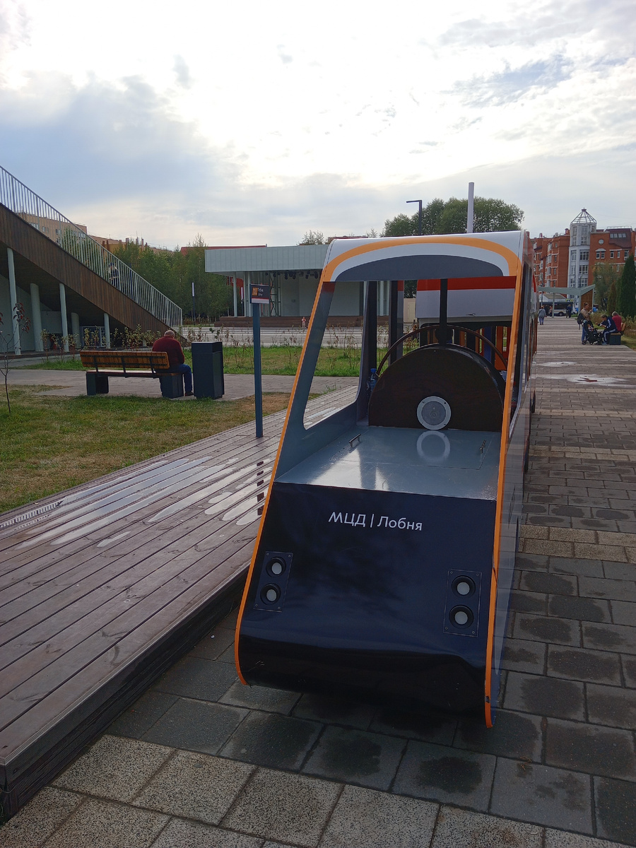 В ожидание пассажиров. Новый поезд в новом парке.