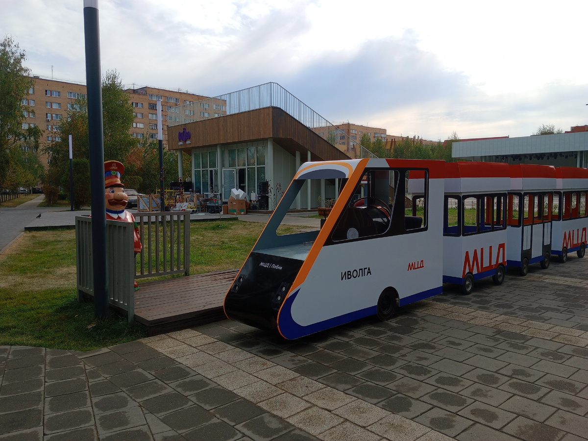 У платформы.