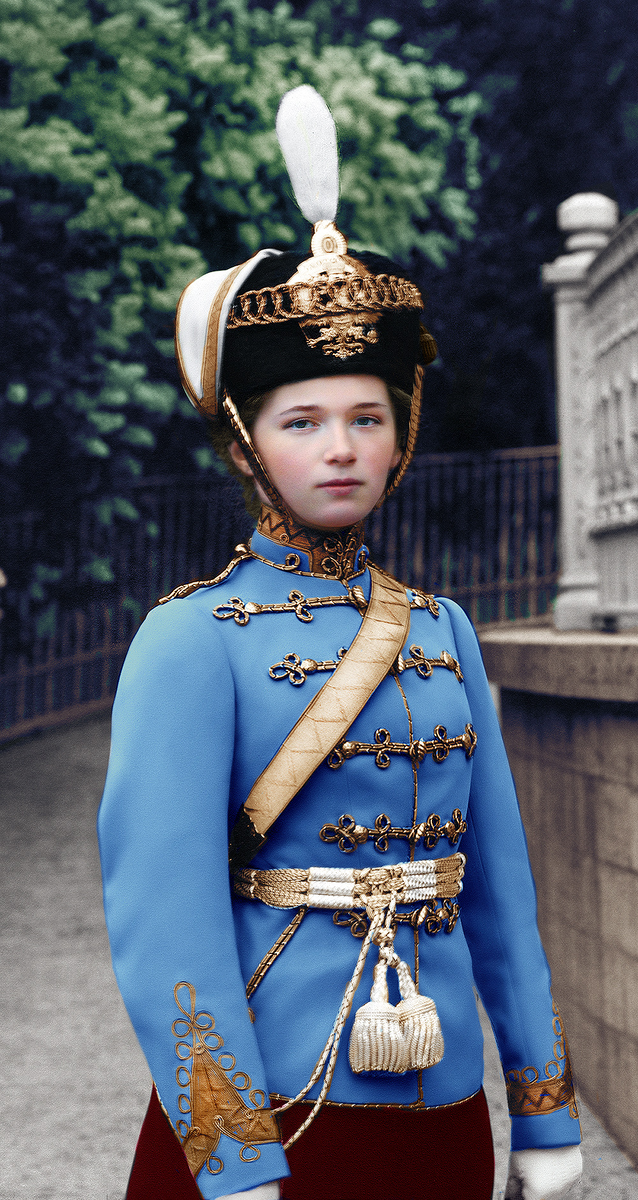 Великая княжна Ольга Николаевна (дочь Николая II) в мундире 3 –го гусарского Елизаветградского полка, шефом которого она была с 1907 по 1917 гг. (фото 1910 год). ЕЕ полная тезка великая княжна Ольга Николаевна (дочь Николая I) шефствовала над Елисаветградским гусарским полком с 1845 года. В 1849 году полк полул серебрянные Георгиевские трубы "За усмирение Венгрии в 1849 году".