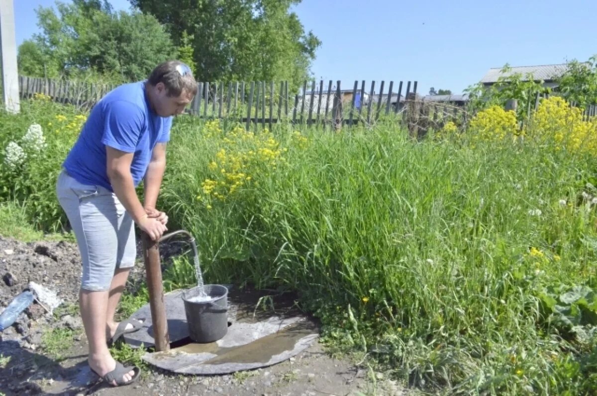    Людям приходится самим добывать себе воду.