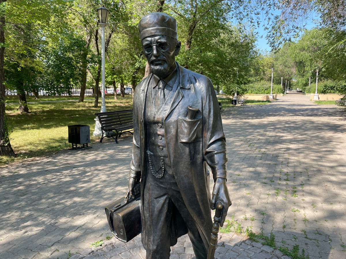 Памятник "Доктор"