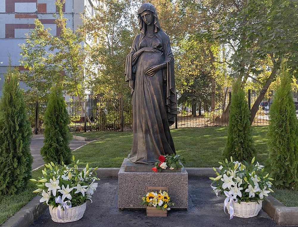    "Богородицу в ожидании" установили возле женской консультации в Туле.