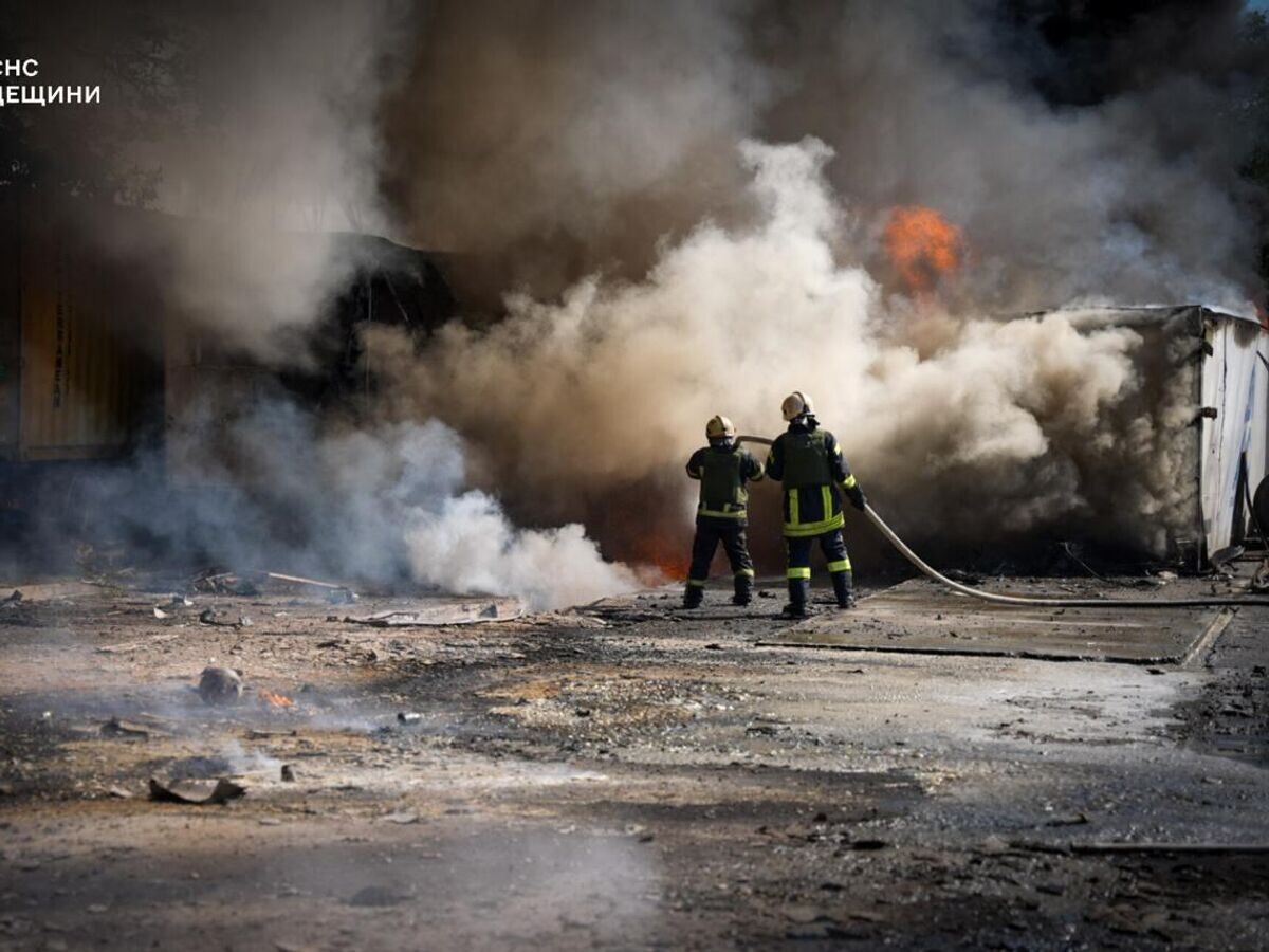    Украинские пожарные на месте пожара© Фото : ГСЧС Украины
