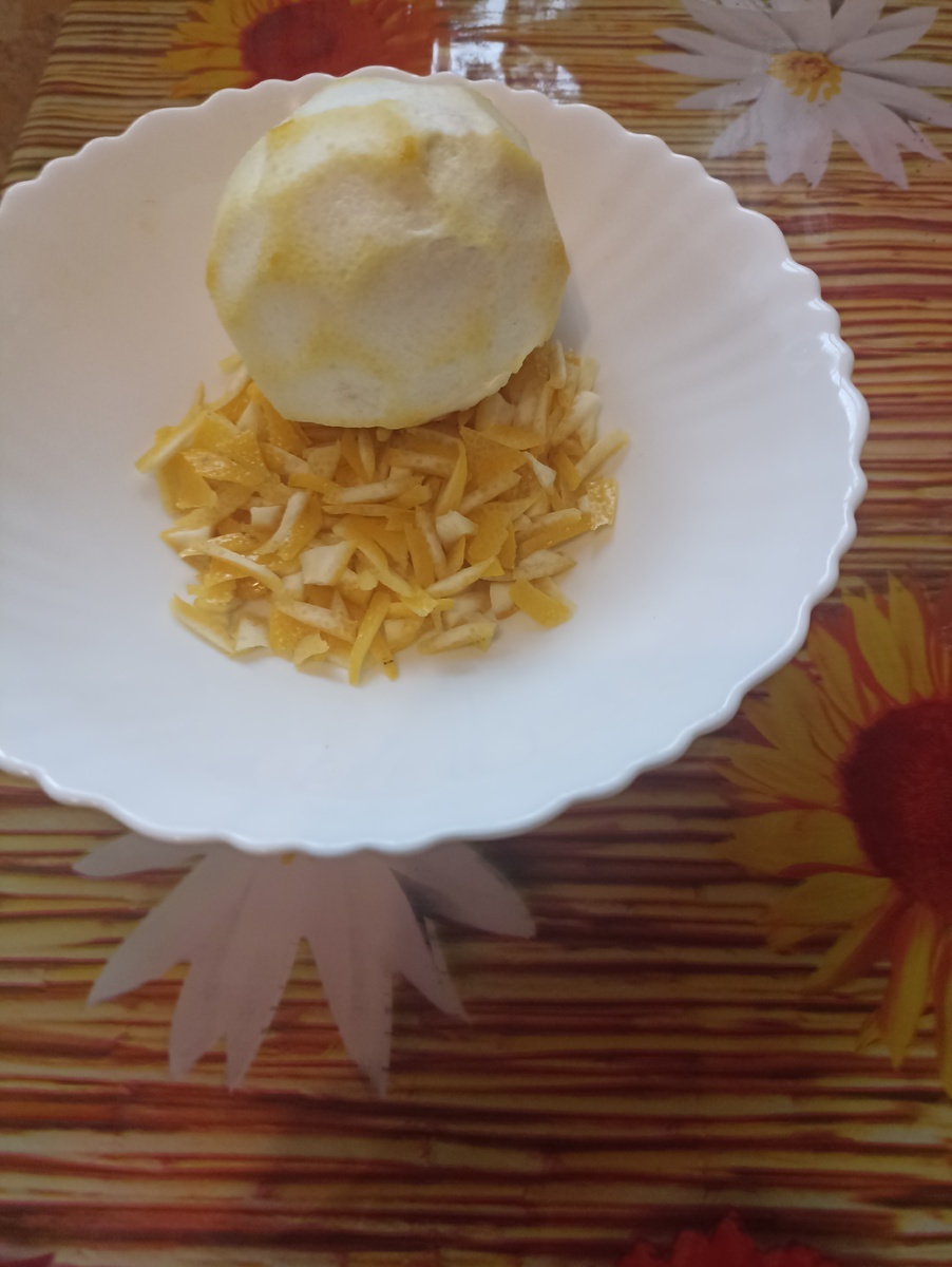 Лимончик. Цедра с 3 шт отдельно на 3 л настойки, сок 1 лимона +вода отдельно на разбавление погона в крепость 38,5%об.