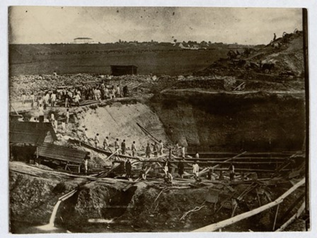 Постройка Московско-Курской железной дороги. Фотография 1866 года. Копия. Курский областной краеведческий музей. 