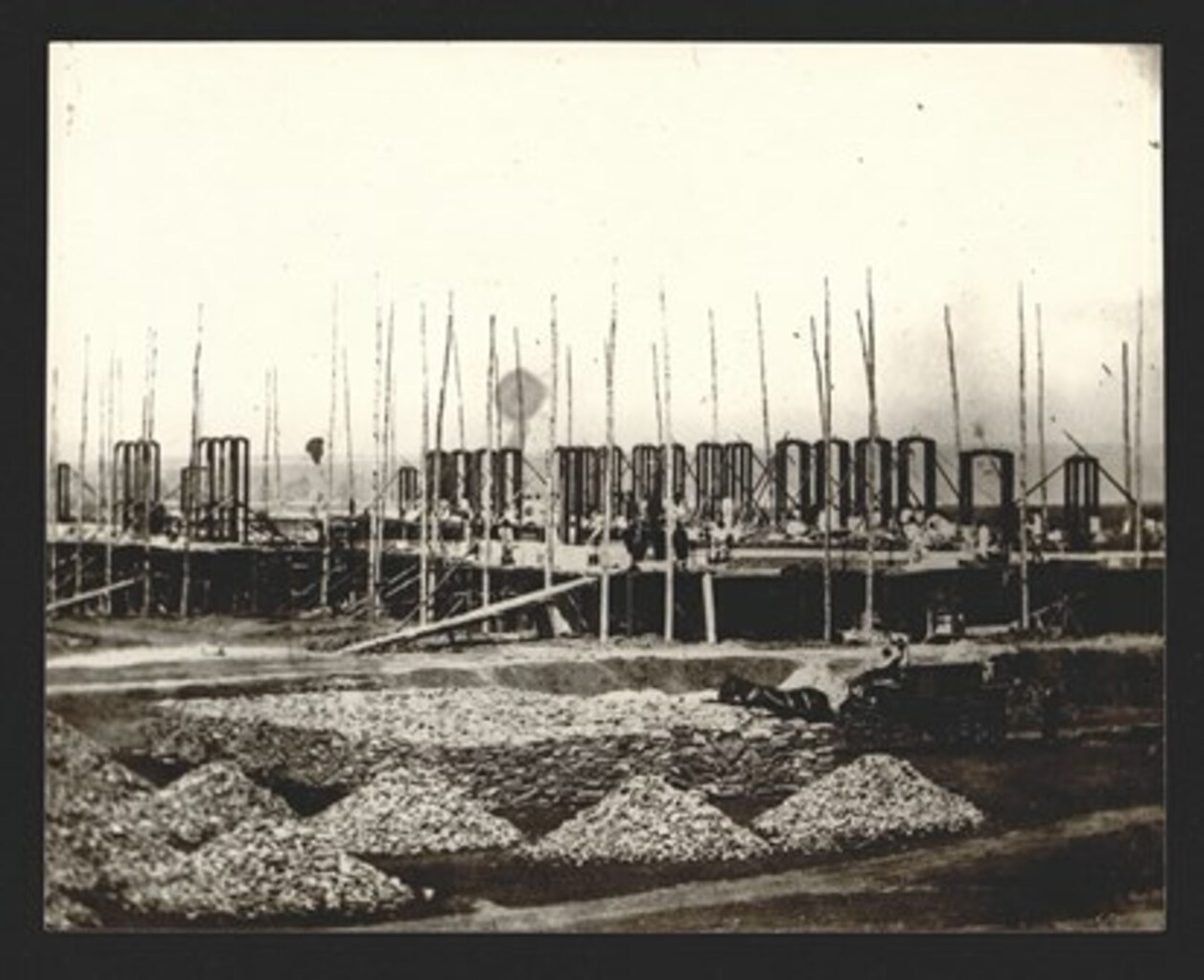 Постройка Московско-Курской железной дороги. Фотография 1866 года. Копия. Курский областной краеведческий музей. 