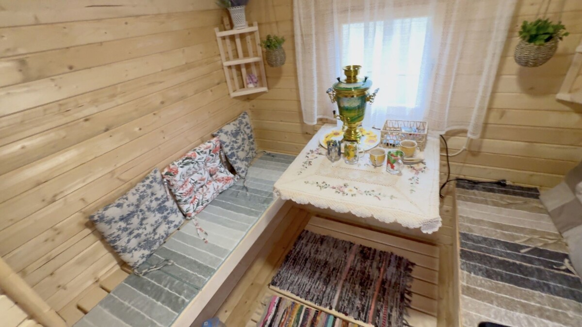 Бани бочки – это новый тренд в сфере саун и бань, который завоевывает сердца любителей банного отдыха. Баня в виде бочки имеет ряд преимуществ перед традиционными типами построек. Во-первых, ее компактность позволяет легко разместить баню на участке любого размера. Во-вторых, такая баня имеет неповторимый дизайн, который придаст вашему участку особый шарм и привлекательность. Кроме того, устройство бани в виде бочки позволяет сэкономить время и ресурсы на строительстве, а также обеспечивает быстрое нагревание парилки и экономичное использование топлива. 

Дизайн и интерьер бань бочек является важным аспектом создания комфортной и уютной обстановки. Ведь баня - это не только место для оздоровления и отдыха, но и место, где можно расслабиться, насладиться тишиной и погрузиться в атмосферу уюта и комфорта.