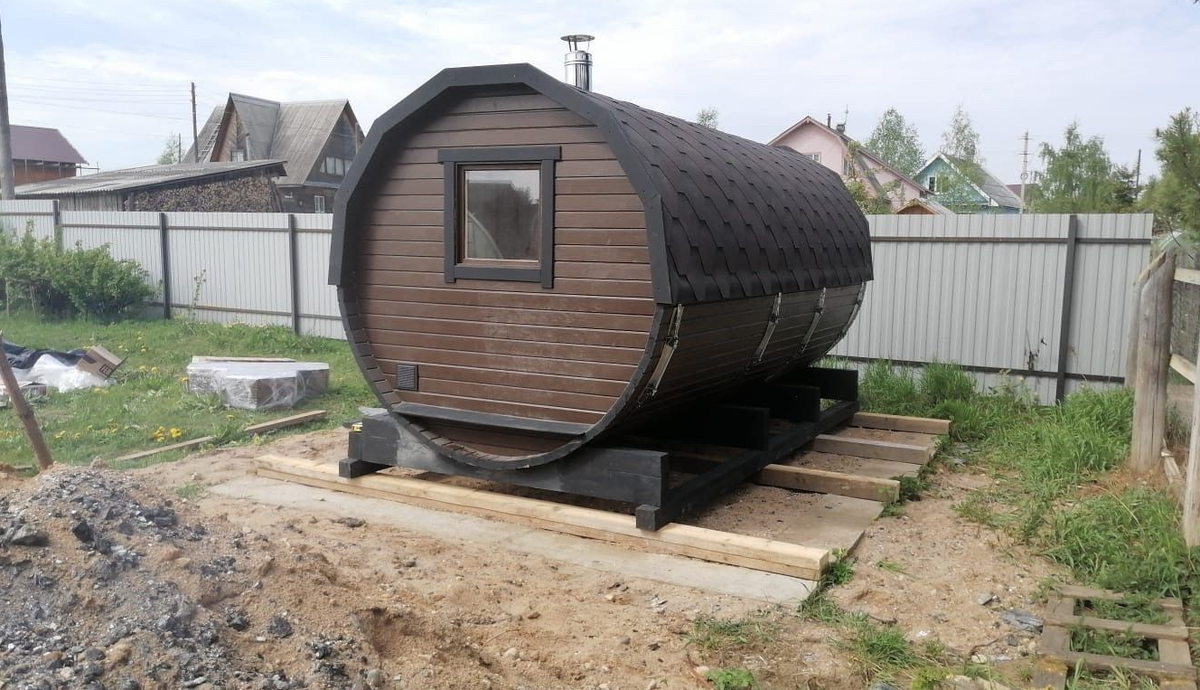 
Каждый владелец по-разному организует слив из бани-бочки. В данной статье рассмотрим наиболее популярные варианты.
