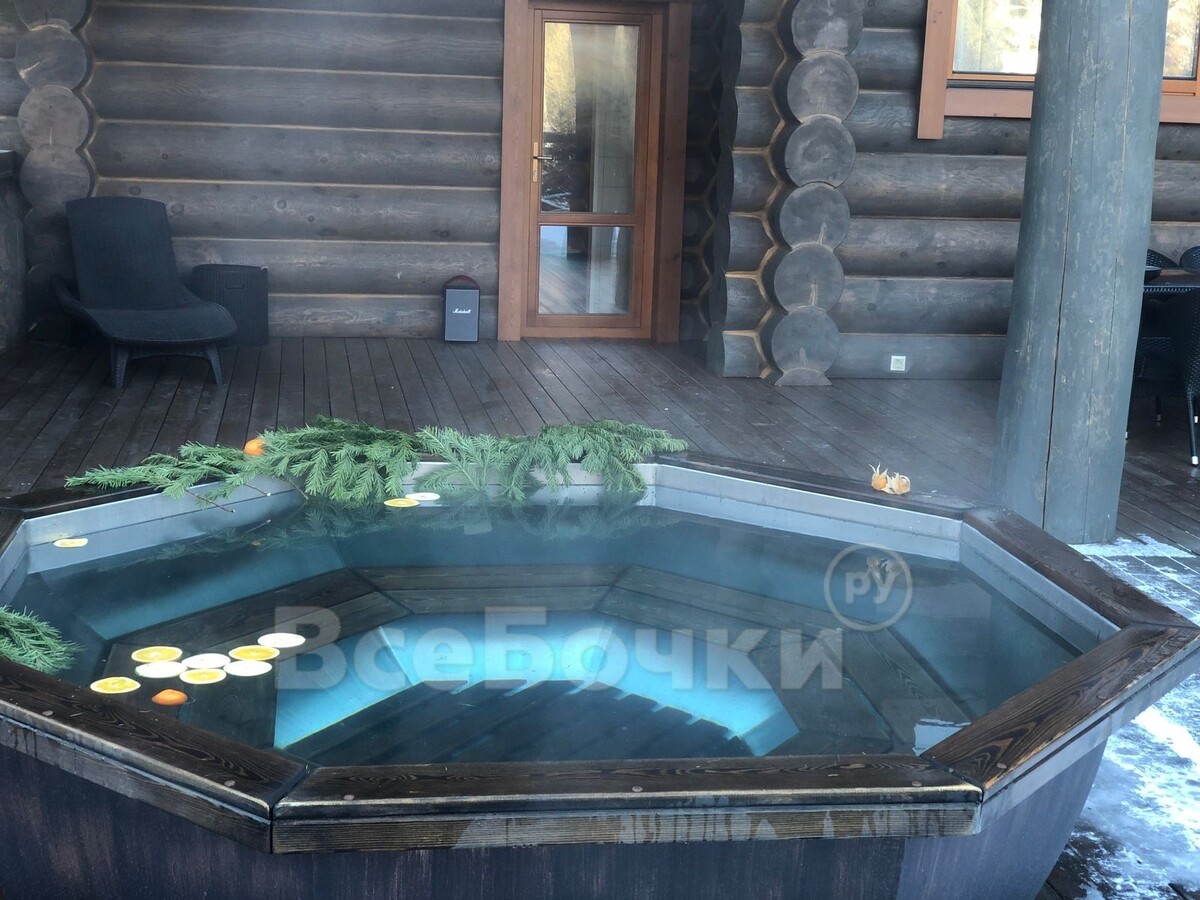 Помимо частоты использования, другие факторы, которые могут влиять на частоту смены воды, включают качество водопроводной воды и условия хранения. Если вода из крана имеет сильный запах или содержит химические примеси, то рекомендуется чаще менять воду в банном чане. Также, если баня находится на улице или в непроточном помещении, где вода может подвергаться загрязнениям или стоять в течение длительного времени, регулярные смены воды становятся особенно важными.
