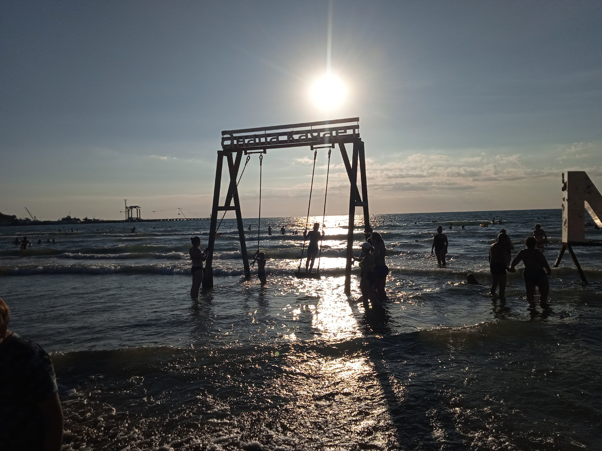 Свои фото. Рядом с пляжем санатория.