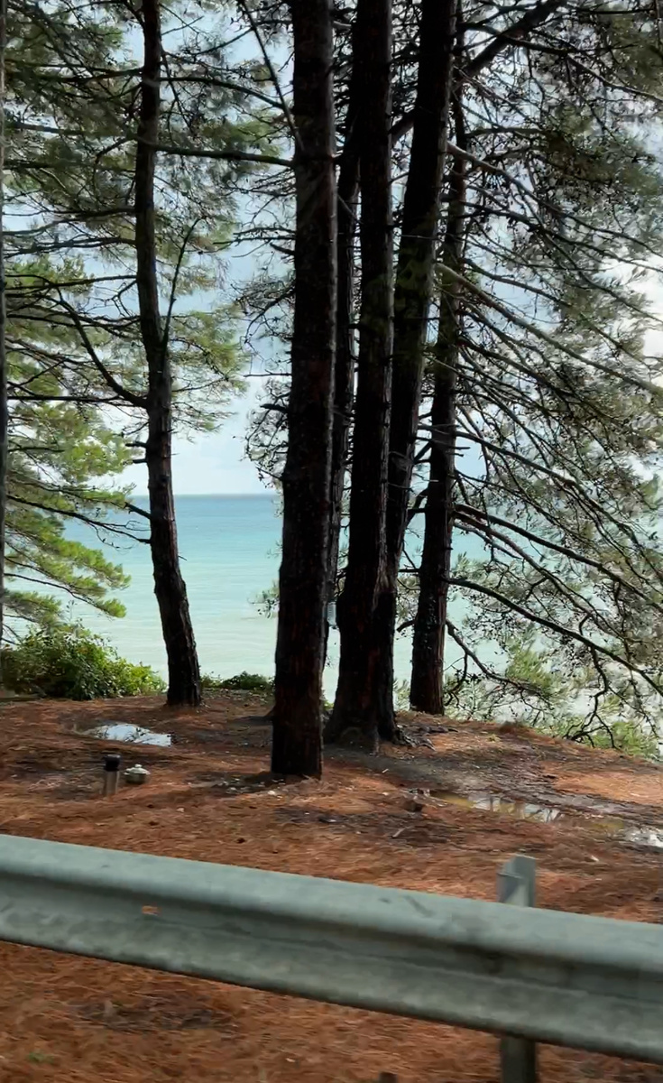 Это скриншот из маленького видео, поэтому качество оставляет желать лучшего, но фотокарточка хотя бы чуть-чуть передаёт атмосферу поездки