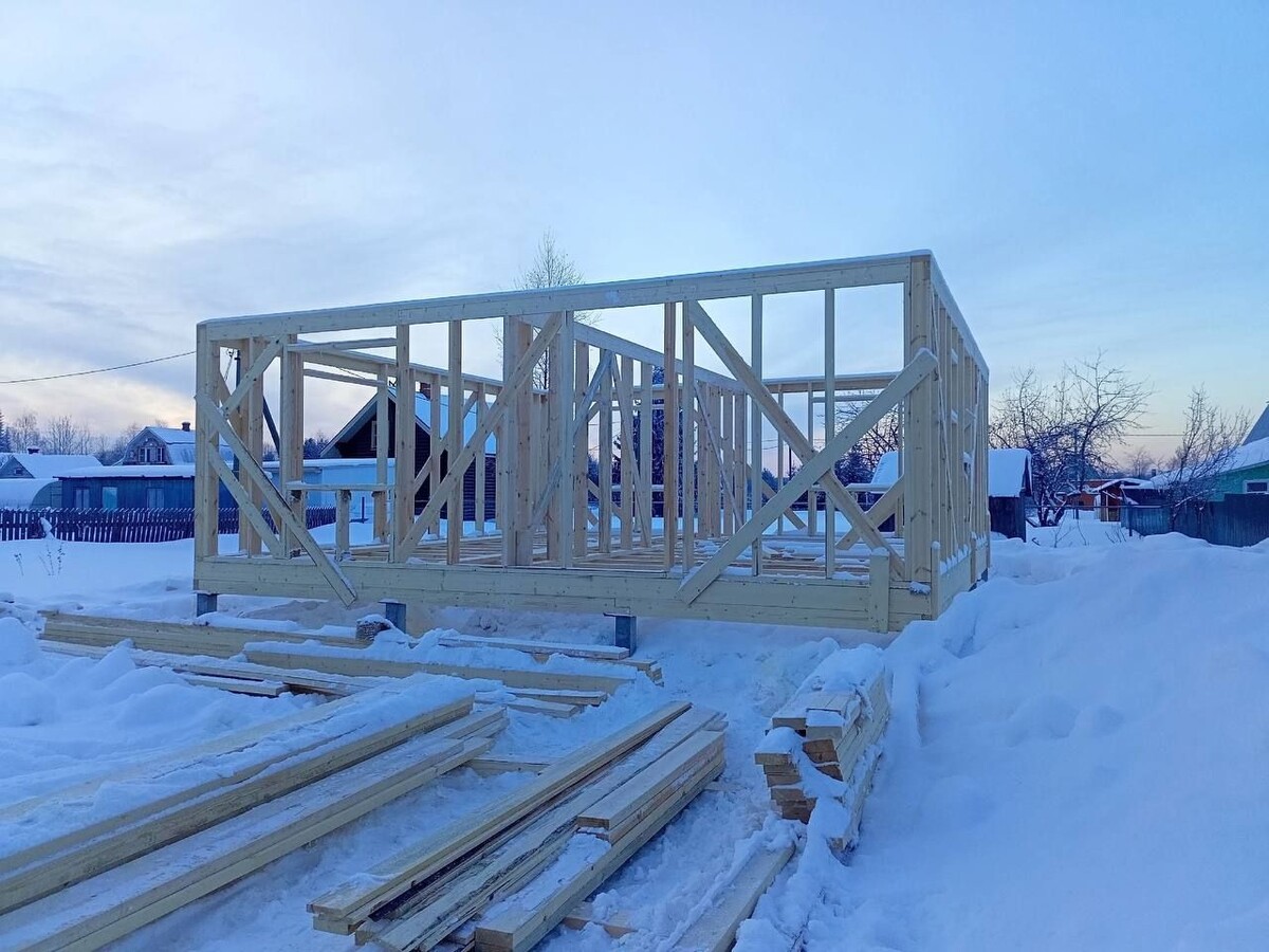 Основные преимущества каркасных бань заключаются в их быстрой и относительно дешевой сборке. Благодаря использованию каркаса, баню можно собрать за короткий срок, что делает этот тип бани особенно привлекательным для людей, желающих получить уютное место для отдыха и оздоровления как можно быстрее. Кроме того, такие бани могут быть легко демонтированы и перенесены на другое место, что делает их удобными для использования как временного жилья или для сезонного отдыха.