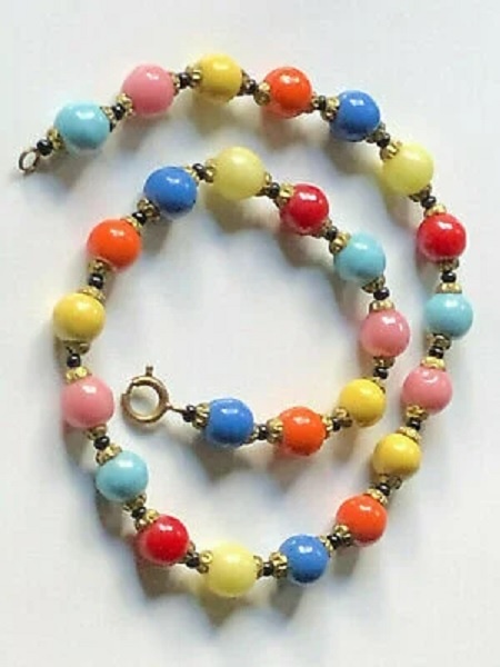 Короткие бусы с круглыми бусинами и шпрингельной застежкой