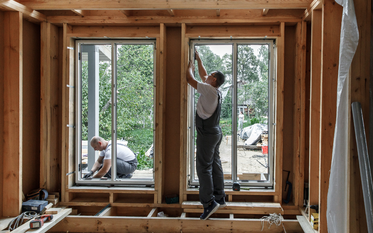 Вот так выглядит обсадная коробка в проеме дверей деревянного дома 