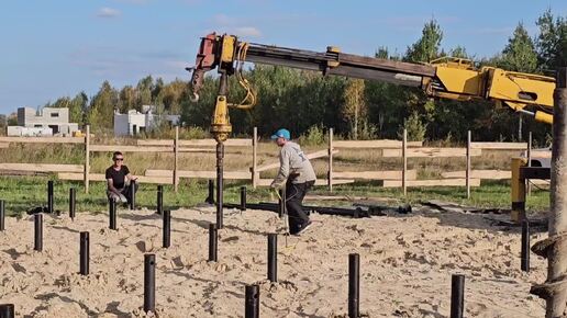 Начинаем строить каркасный дом по Тобольскому тракту. Крутим сваи. Пилим обвязку. Завозим материалы.