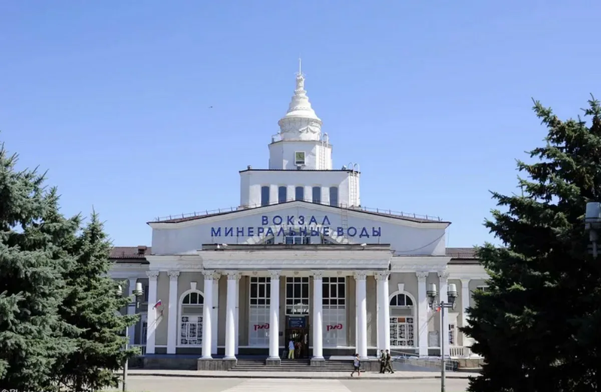 Вокзал в Минеральных Водах. Фото с сайта https://turvopros.com/kak-dobratsya-iz-aeroporta-mv-do-pyatigorska/?highlight=Пятигорск%20. Взято с Яндекс.Картинки