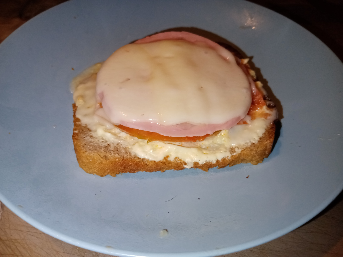 завтрак: черный хлеб, майонез с чесноком, помидор, колбаса, сыр и в микроволновку