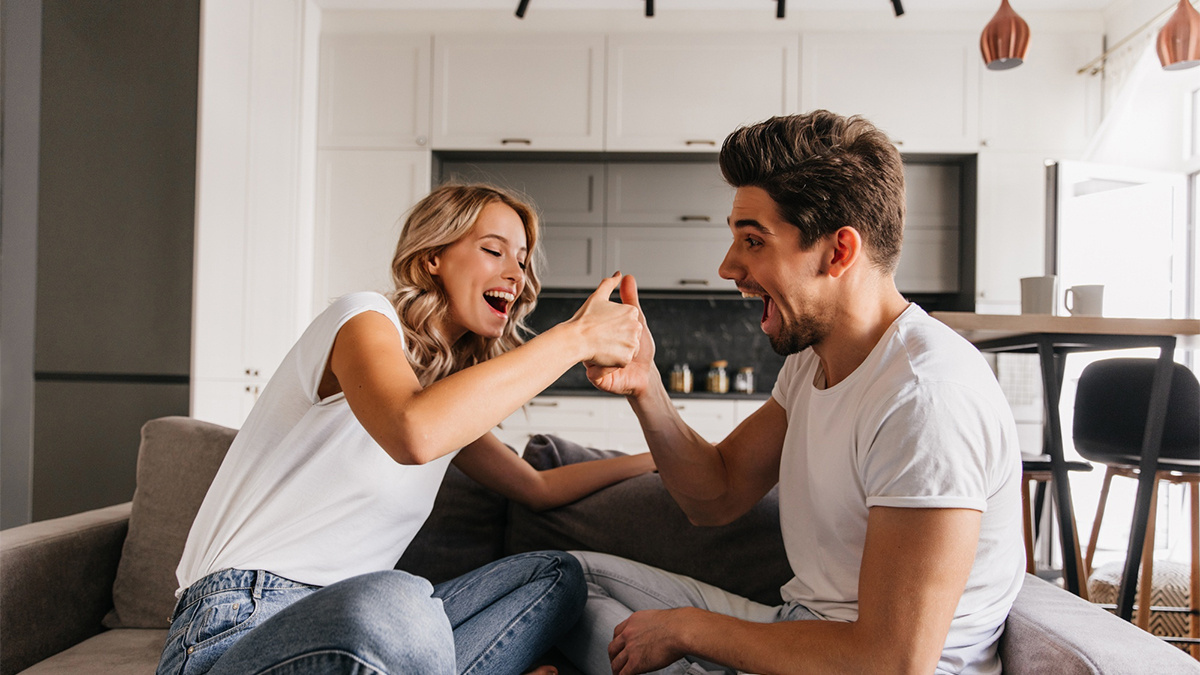 В Яндексе даже картинок нет, где мужчина и женщина о чём-то серьёзно договариваются. Есть парочка только в бизнес-контексте))