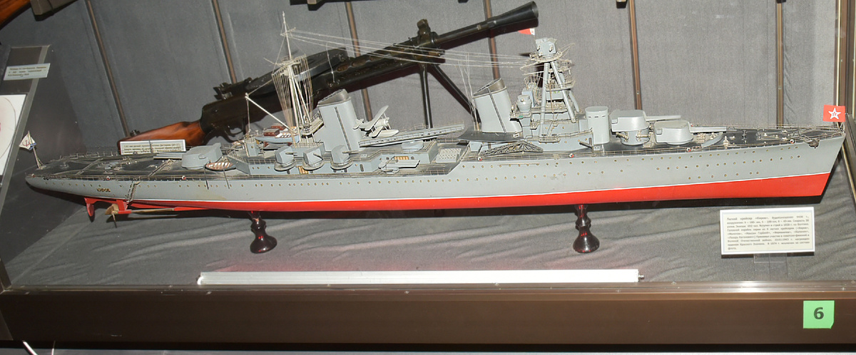 Модель краснознаменного крейсера «Киров». Экспозиция ЦМВС РФ зал № 8. 